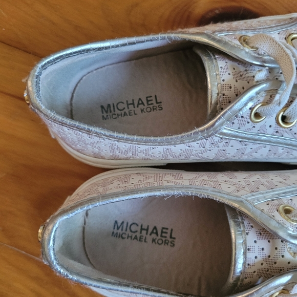 Michael Kors perforated slip-on shoes 👧 - Picture 2 of 8